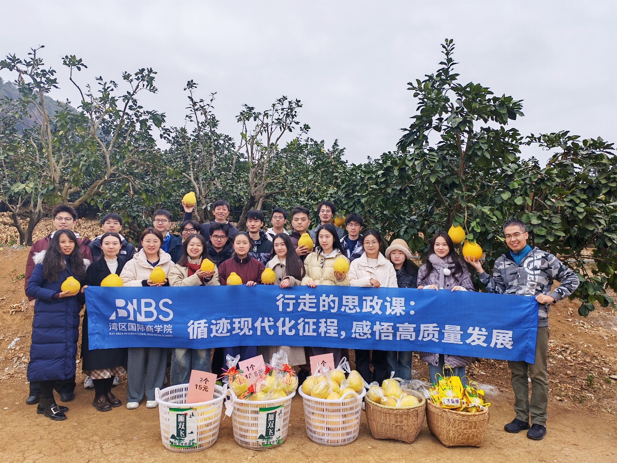 一群人站在卡车旁边 AI 生成的内容可能不正确。